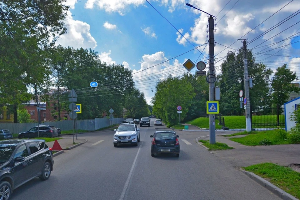 Перекресток улиц Казанской и Молодой Гвардии - один из аварийных, где планируют установить шумовые полосы. Фото: yandex.ru/maps