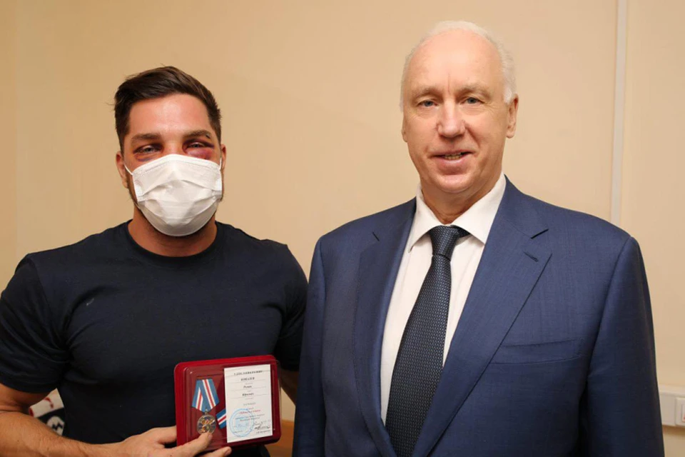 Бастрыкин вручил медаль Роману Ковалеву. Фото: СК России