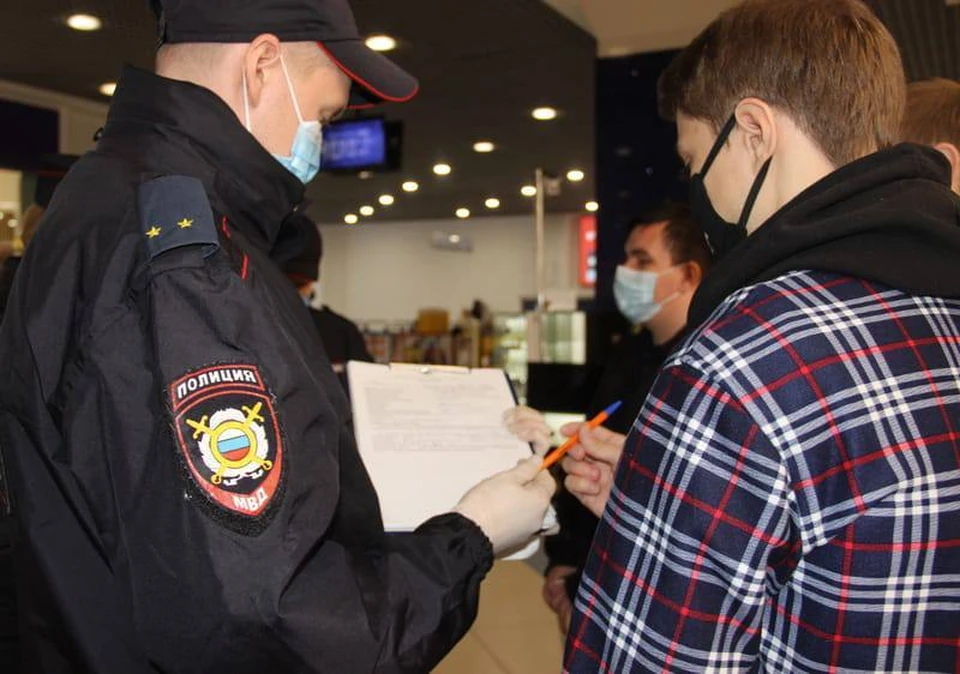 В Челябинске полицейские проверяют торговые комплексы на соблюдение мер против коронавируса. Фото: мэрия Челябинска.