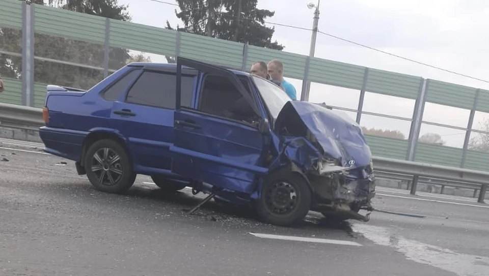 Водитель и пассажир Lada Kalina пострадали в массовом ДТП в Починковском районе. Фото: паблик «Drive2 Смоленск» ВКонтакте.