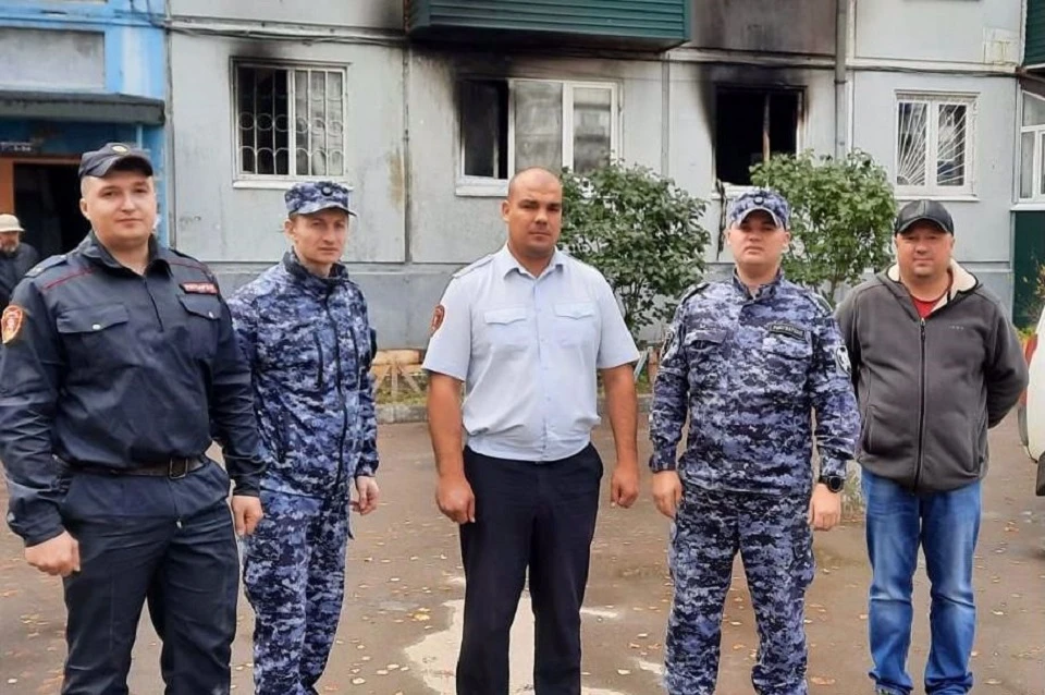 Росгвардейцы вынесли из огня находящегося без сознания усольчанина в Иркутской области. Фото: Управление Росгвардии по Иркутской области