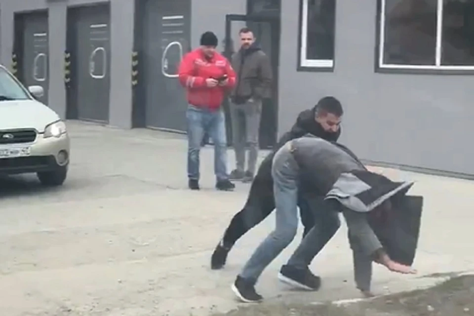 В Новосибирске два водителя подрались после ДТП. Фото: стоп-кадр.