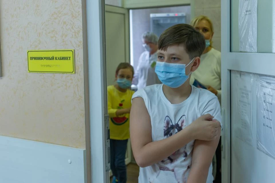 Вакцинация от гриппа в школах и детских садах возобновится, когда придет новая партия вакцины.