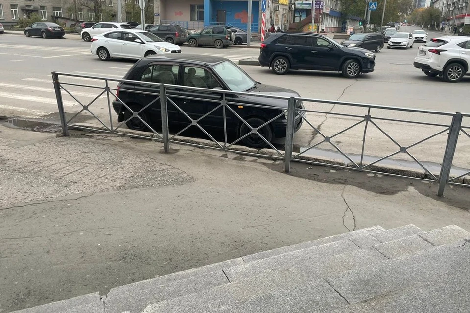 Ограждения стоят по всему городу.