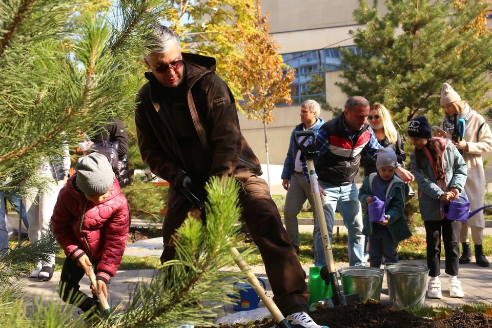 Глава города как отец трех дочек тоже посадил дерево вместе с детьми. Фото: пресс-служба администрации города