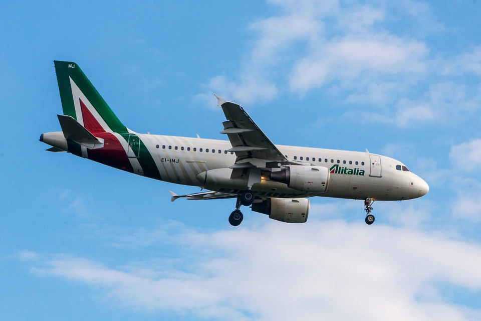 Самолет авиакомпании Alitalia в воздухе.