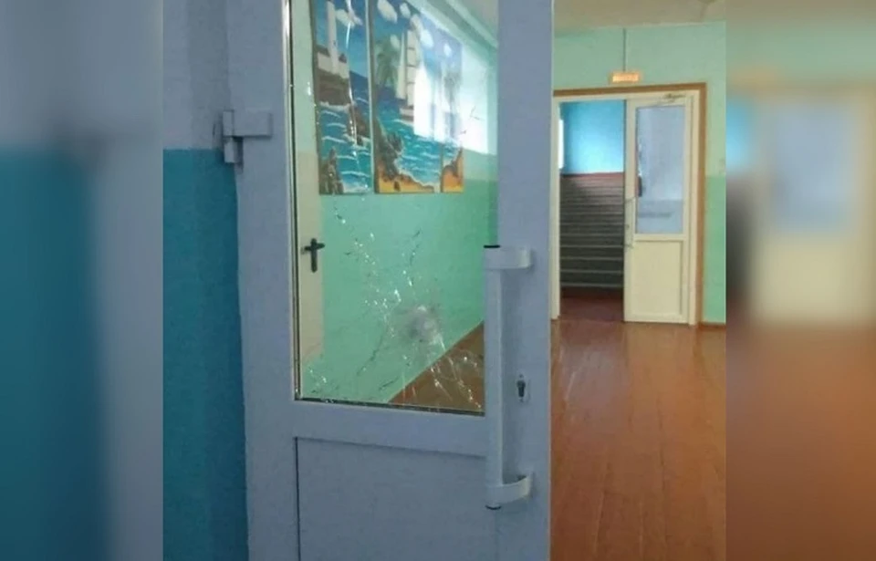 Подросток выстрелил несколько раз в стороны, разбив стекло в двери.