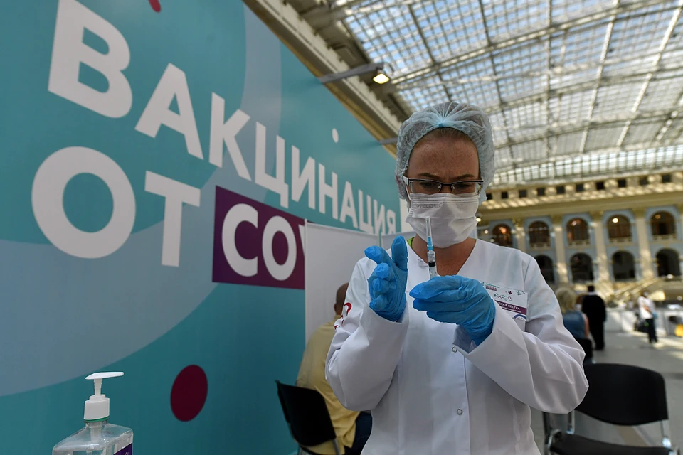 У многих россиян, согласно опросам, остаются вопросы о безопасности вакцинации для пожилых