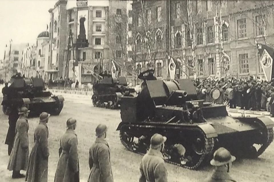 Военный парад в Хабаровске в 1937 году, за год до основания края