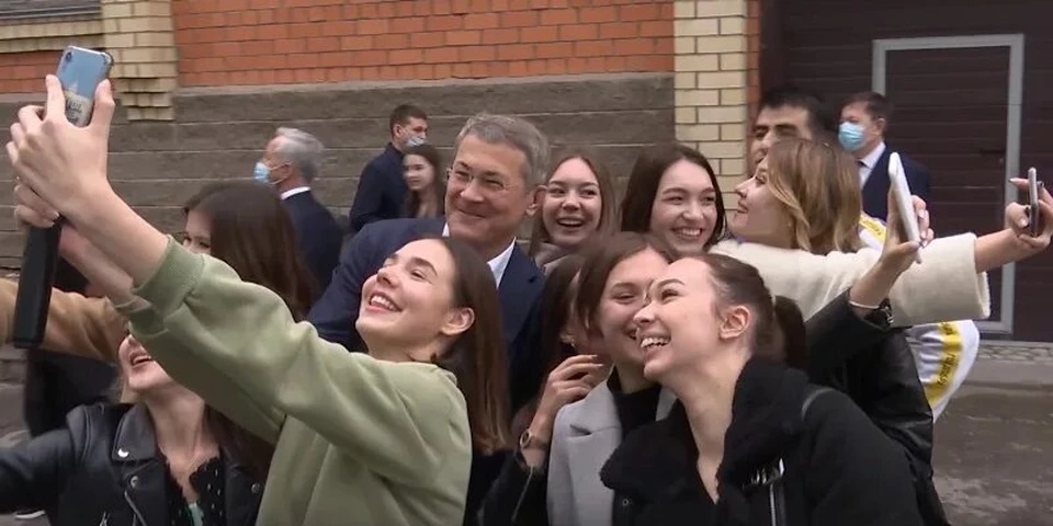 Хабиров отметил, что новые проекты и будущее молодежи во многом зависят от лидеров молодежных движений – волонтеров, блогеров, КВН-щиков.