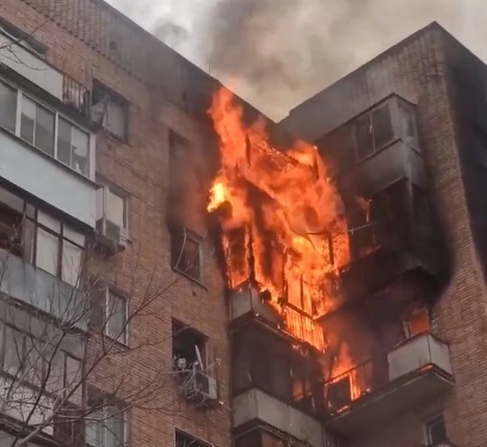 Огонь охватил балконы дома с шестого по девятый этаж
