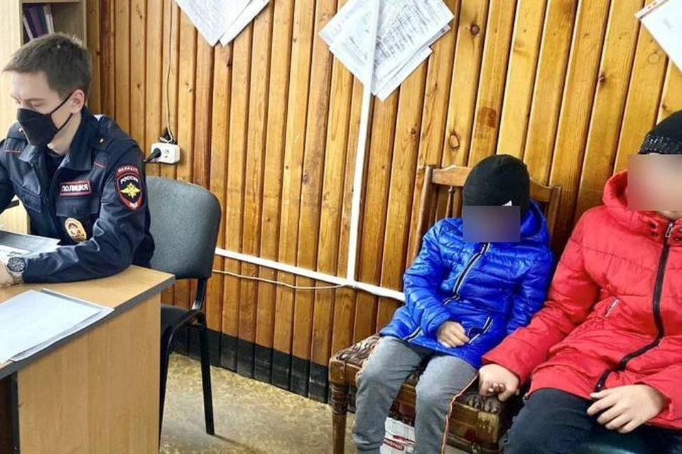 Курящих детей засняли на видео возле ТЦ в Братске