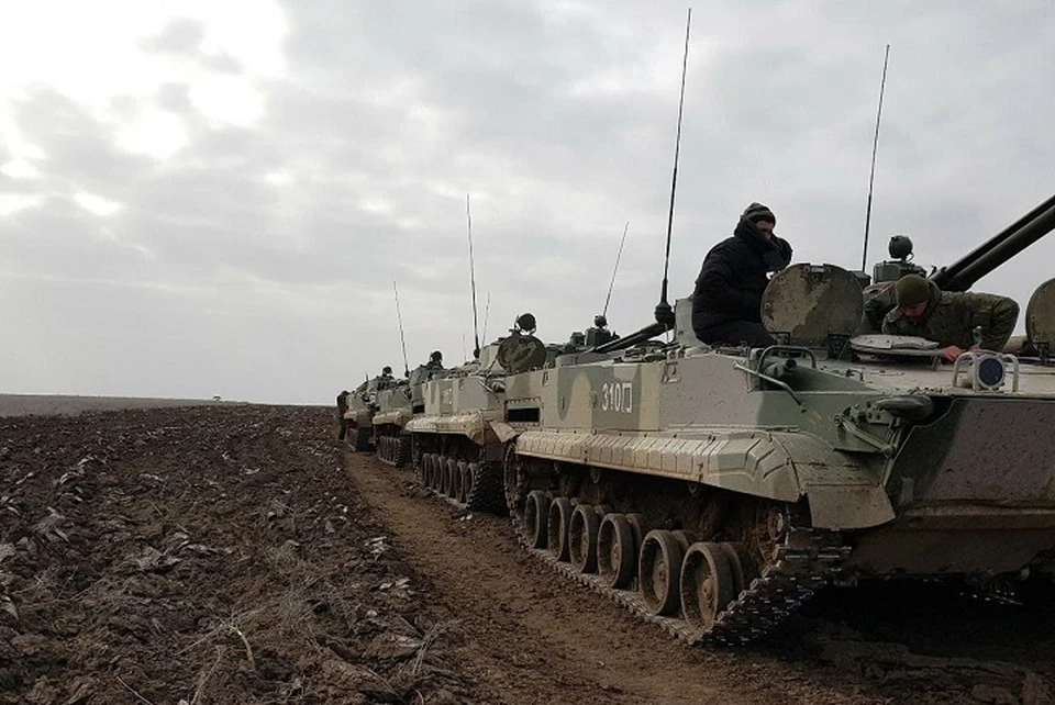 Однажды фермер обнаружил на своей пашне сотни военных танков, которые ехали на полигон. Фото: Аркадий Дудов.