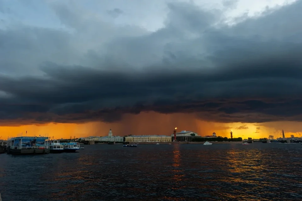 Метеорологи прогнозируют страшный шторм в Петербурге в пятницу, 22 октября.