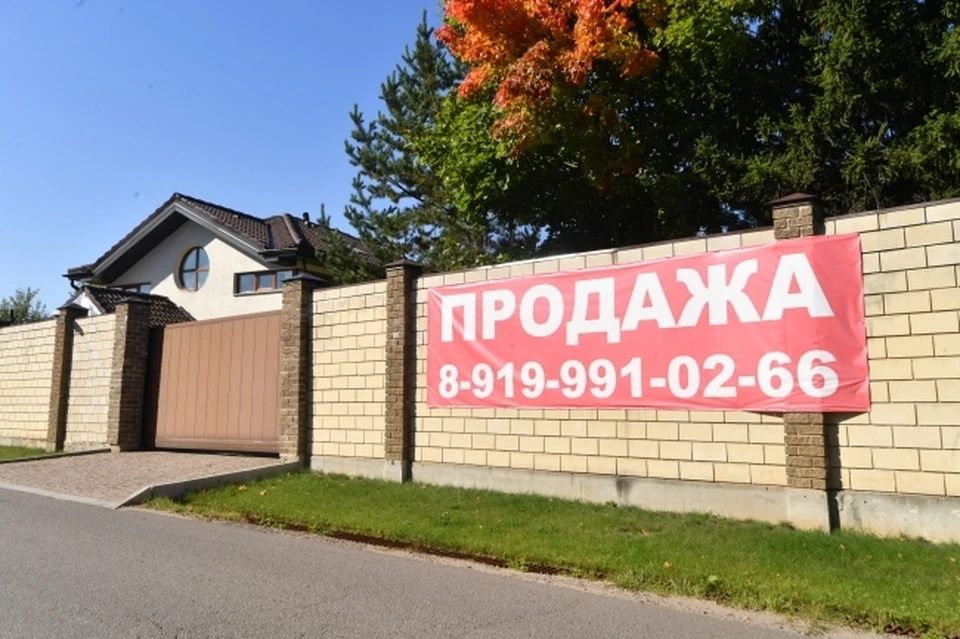Аферистка сумела убедить двух человек в том, что квартира продается, в качестве аванса от потенциальных покупателей получила почти 3 миллиона рублей.