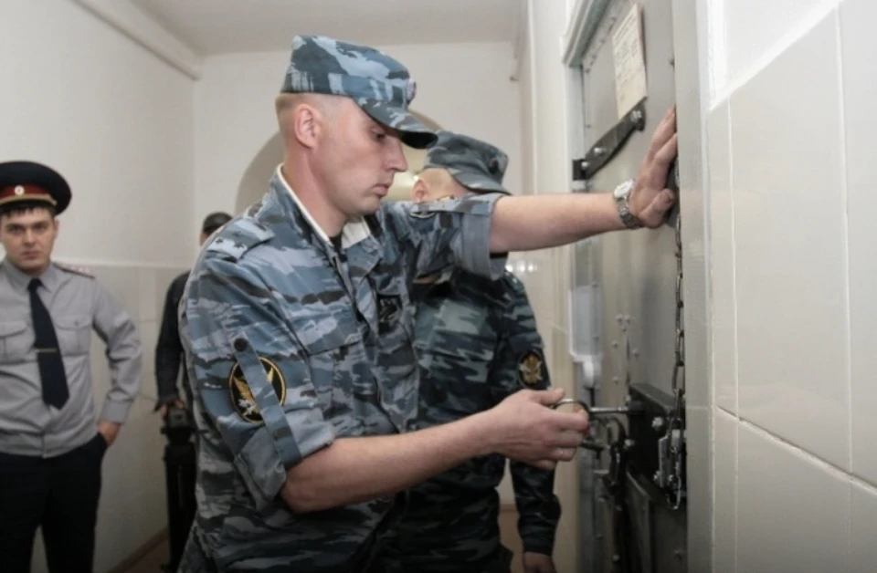 Смоленский суд заключил под стражу руководителя преступной группировки.