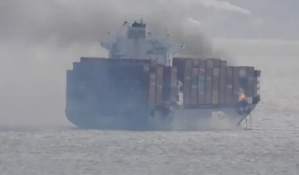 Пожар произошел на борту контейнеровоза с химикатами около берегов Канады
