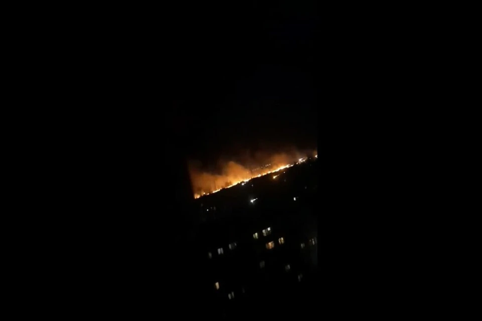 В Канске в поле у АЗС и жилых домов разгорелся пожар в 0,5 гектаров. Фото: стоп-кадр из видео ПЕТРУШЕНКО Анастасии