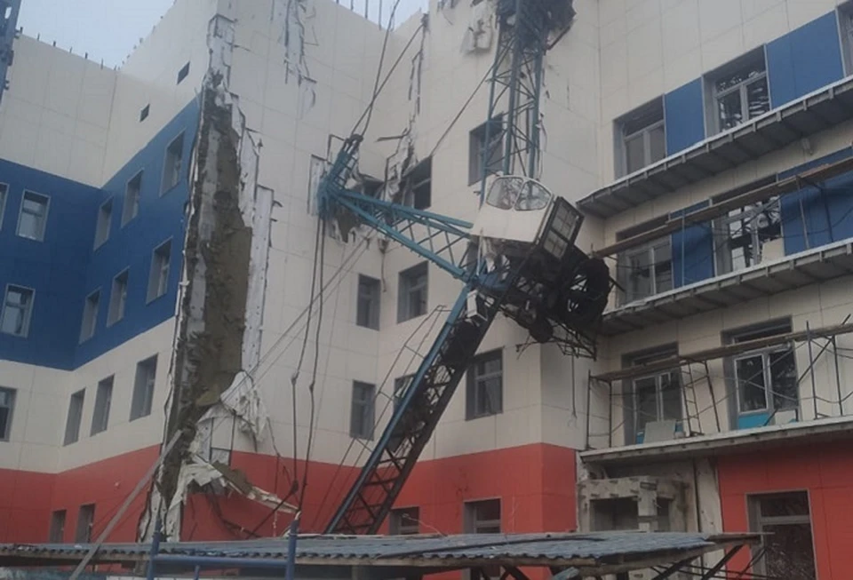 Строительный кран рухнул около 18:30 часов за торговым центром «Подсолнух» Фото: Прокуратура Хабаровского края