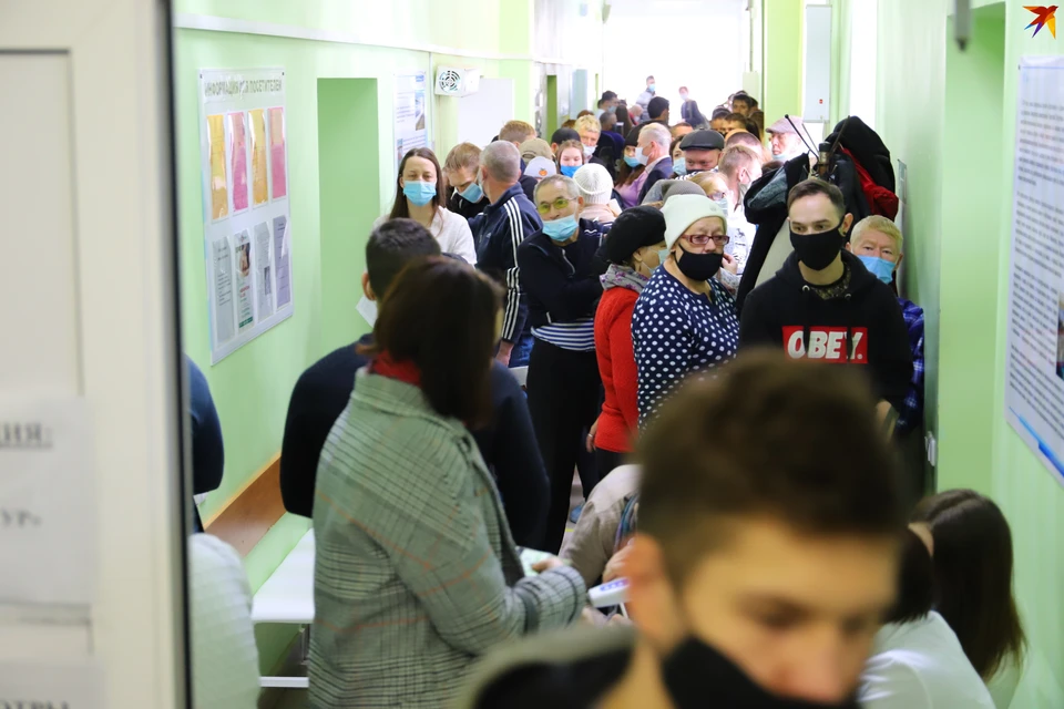 Многие приходят на прививку во время обеденного перерыва. Фото: Амир Закиров