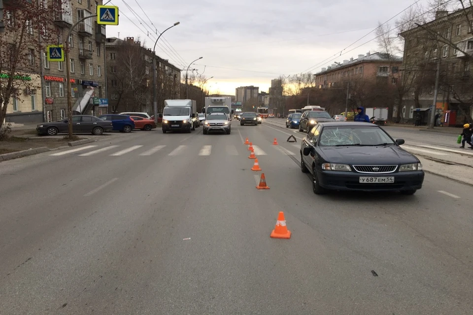 От удара лобовое стекло машины полностью треснуло. Фото: ГИБДД
