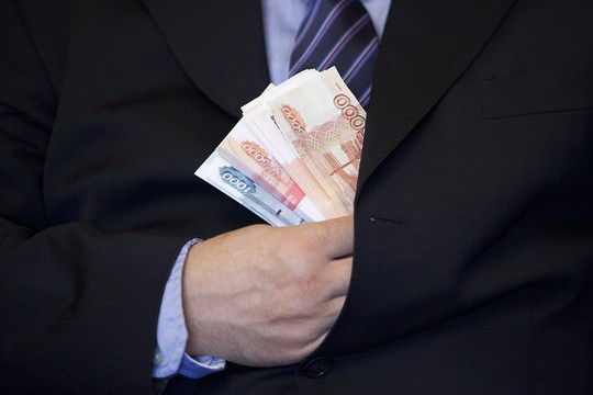 В среднем, уровень достойной зарплаты респонденты оценили в 105 тысяч рублей.