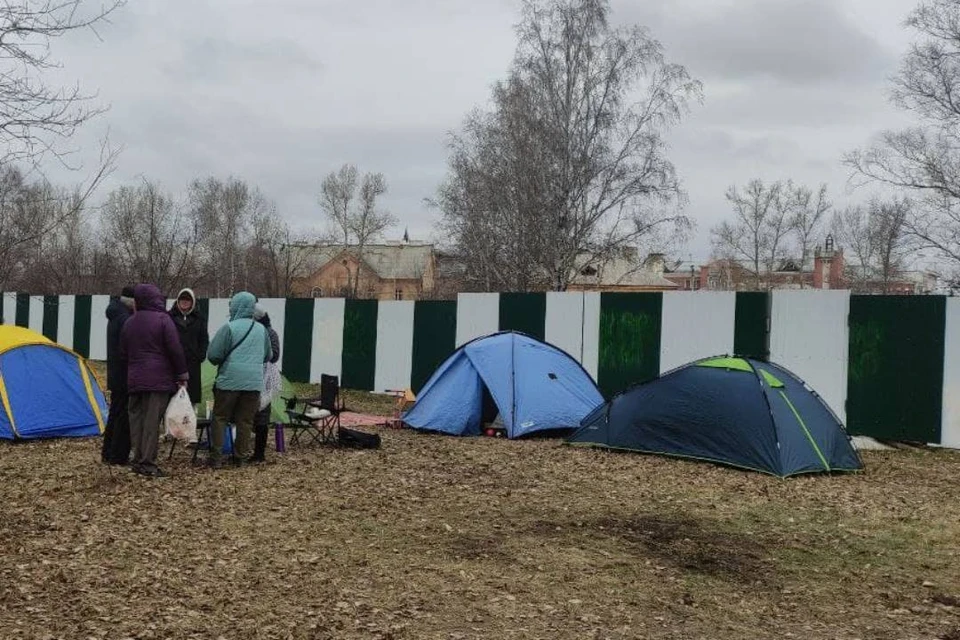 Иркутяне разбили палатки у стройплощадки храма Александра Невского, чтобы остановить работы до заседания суда. Фото:Анна Дузенко