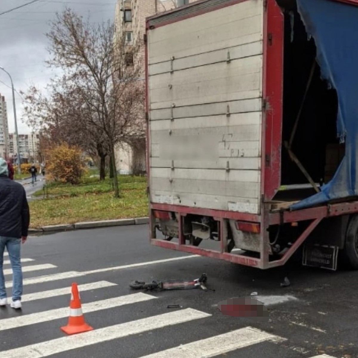 В Рыбацком фура насмерть сбила мужчину, переезжавшего «зебру» на  электросамокате - KP.RU