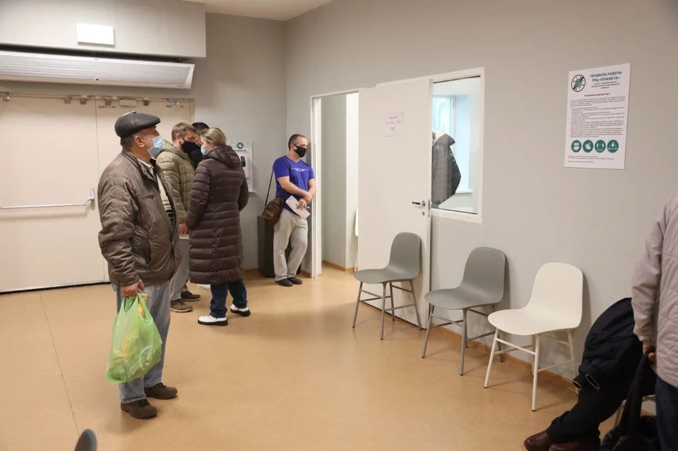 Возле пункта в ТРК «Планета» на шоссе Космонавтов, 162б стояло несколько человек.