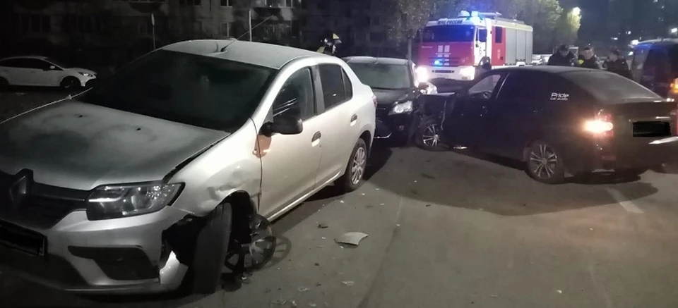 Пьяный водитель протаранил в Старом Осколе припаркованные машины.