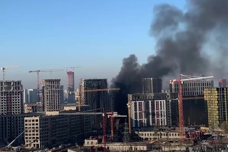 Один из объектов строящегося жилого комплекса загорелся 1 ноября в районе ЗИЛа в Москве. О пожаре сообщили москвичи, которые сняли видео пожара.