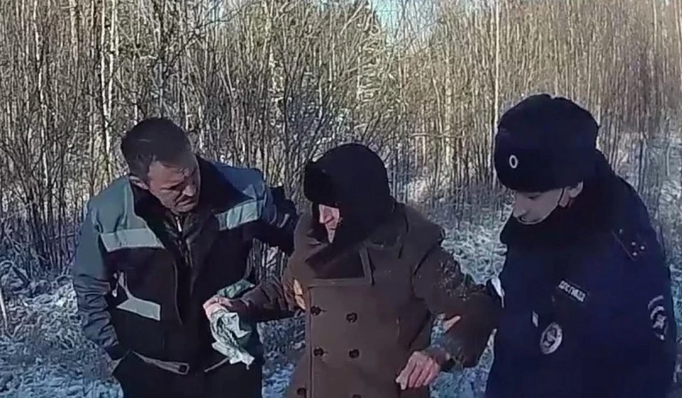 На Югорской трассе ДПС и водитель большегруза спасли потерявшего память дедушку Фото: Пресс-служба УМВД России по ХМАО - Югре
