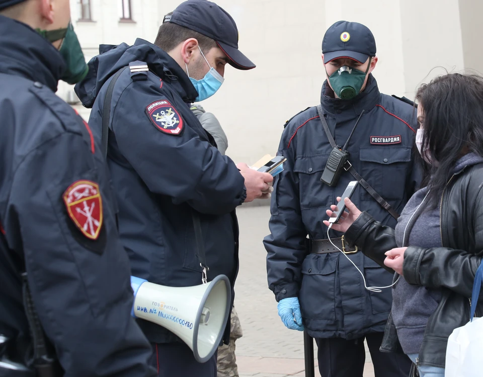 Полицейские могут проверять у граждан QR-код на подделку.