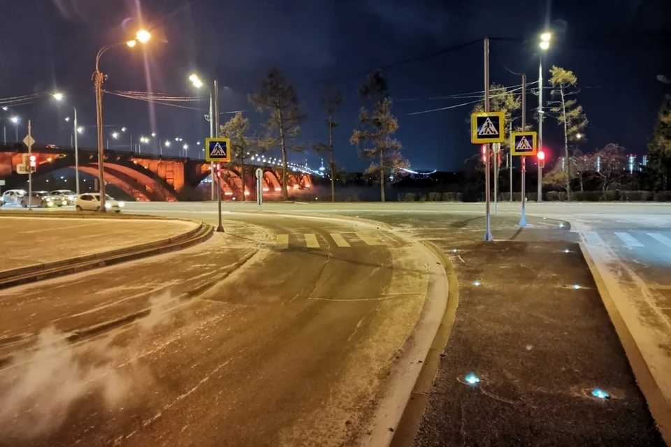 Освещение красноярск. Мост на Дубровинского Красноярск. Въезд на коммунальный мост. Коммунальный мост Красноярск заезд. Коммунальный мост (Красноярск) в темноте.