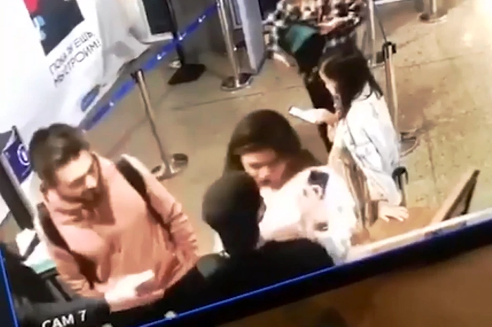 По словам сотрудников заведения, девушка показала на телефоне липовый QR-код. Фото: кадр из видео.
