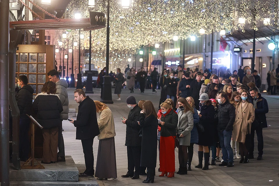 Москва. Очередь в МХТ имени А.П.Чехова перед спектаклем. Фото: Вячеслав Прокофьев/ТАСС