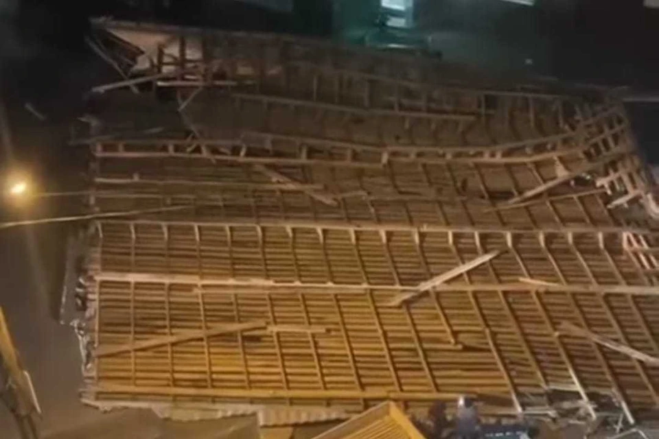 Конструкция рухнула из-за сильного ветра.