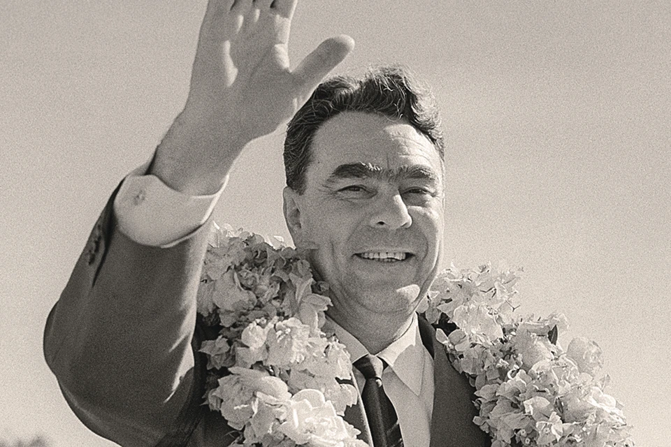 В 1961-м в Судане Брежнева в аэропорту встретили цветочной гирляндой… Фото: Валентин СОБОЛЕВ/ТАСС