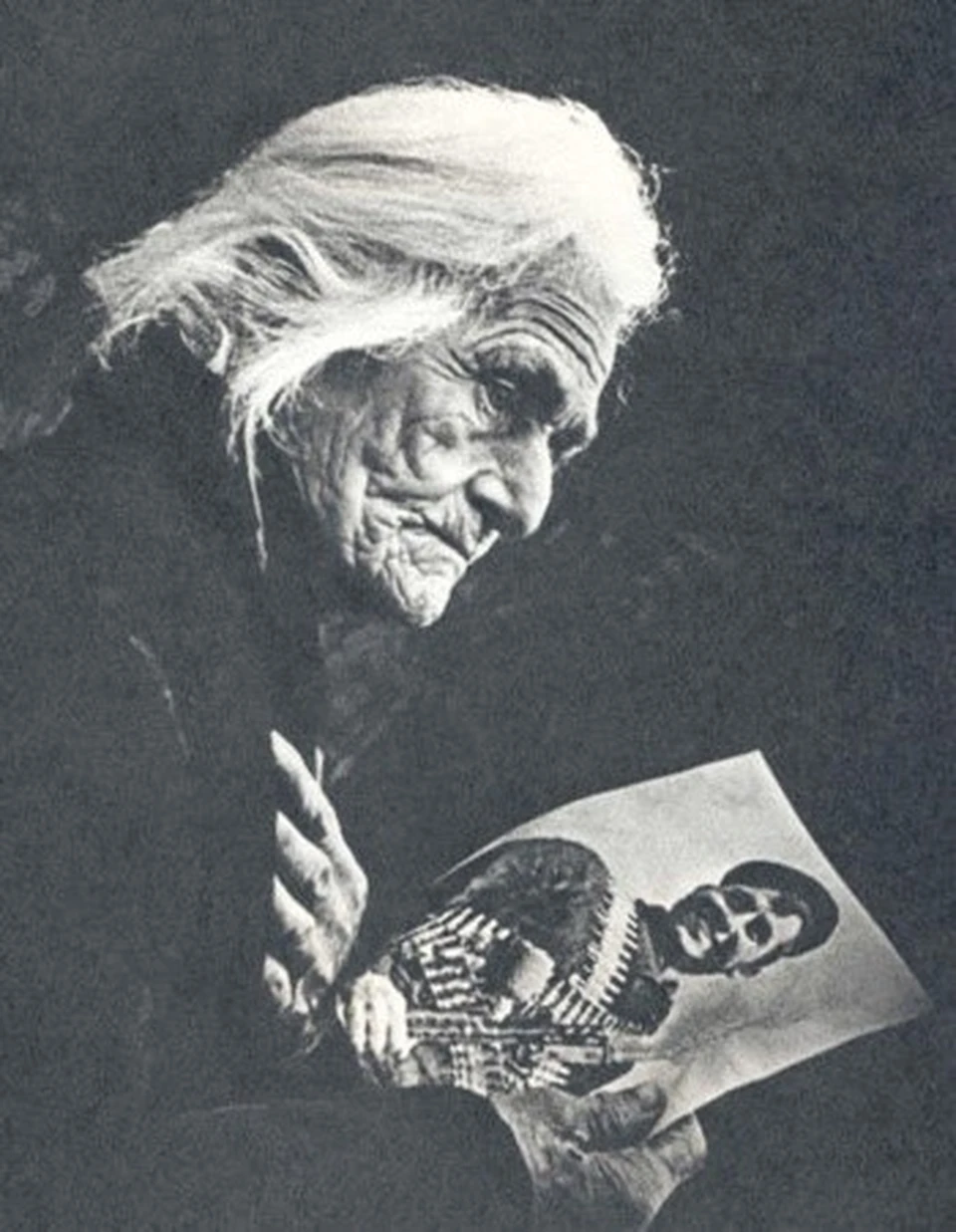 Абхазская мать Маруща Пачулиа с фотографией сына Алексея Аршба, которую она увидела спустя 20 лет