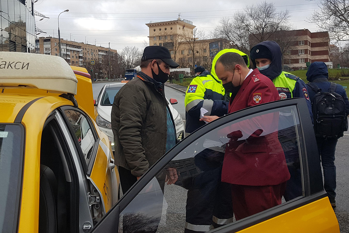 Представители контролирующих органов 9 ноября устроили проверку таксистам на Дмитровском шоссе