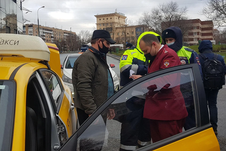 Представители контролирующих органов 9 ноября устроили проверку таксистам на Дмитровском шоссе