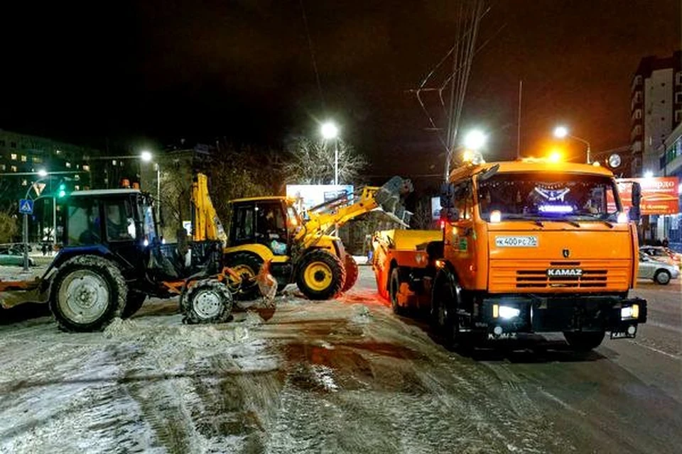 Снегопадов в Томске нет уже пару дней, но сугробы еще приходится убирать! Фото: сайт мэрии Томска