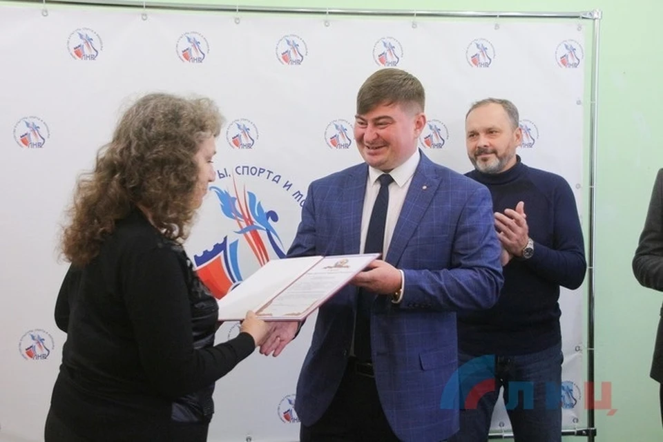 Глава ЛНР присвоил звание «Заслуженного артиста ЛНР» Светлане Завгородней. Фото: ЛИЦ