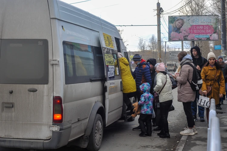 Маршрутки и автобусы битком: смотрим, что происходит в общественном транспорте Челябинска в нерабочие дни