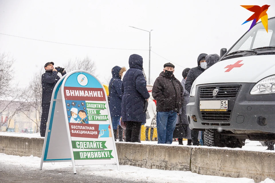 При одновременной вакцинации от ковида и гриппа препараты вводятся в разные части тела, например, в левое и правое плечо.