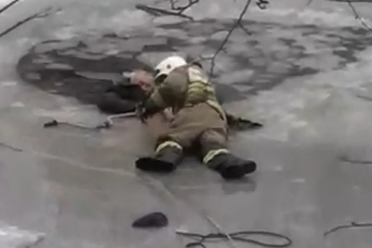Полз 20 метров по тонкому льду: в Пермском крае пожарный спас тонущего рыбака