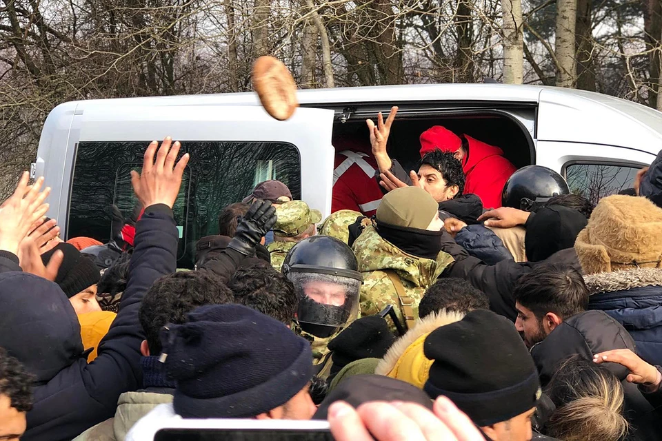 Сейчас мигрантов кое-как снабжают белорусы. Пограничники расставили цистерны с водой. Людям дают хлеб, консервы, сосиски