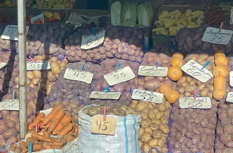 На одном из симферопольских рынков стоимость на овощи сильно завышена. Фото: Андрей Рюмшин/Минсельхоз РК