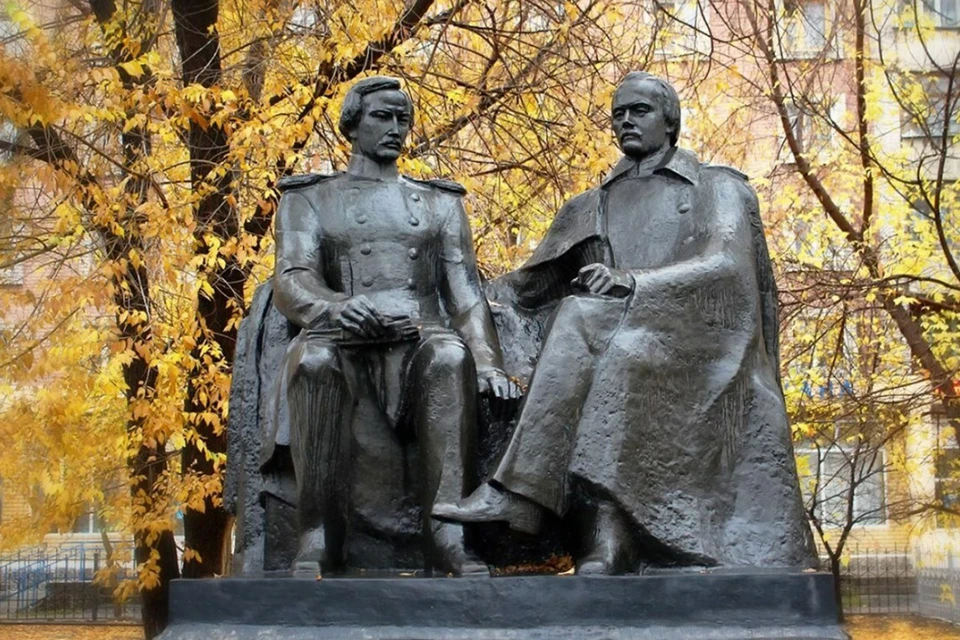 Скульптура «Фёдор Достоевский и Чокан Валиханов» в городе Семей. Фото: tourister.ru