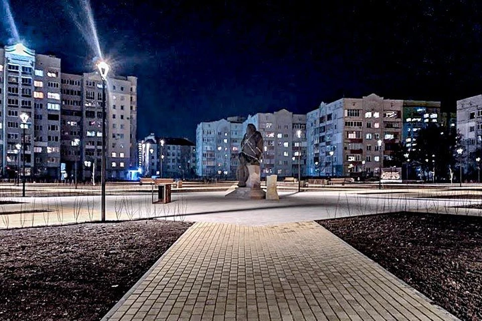 Памятник находится в центре сквера, названного в честь Александра Рекункова, возле здания прокуратуры. Фото: Александр БЕЛЯК.